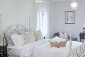 Luxury Farmhouse with Hot Tub on Vineyard