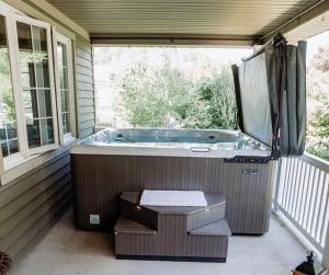 Vintage Farmhouse with Hot Tub on Vineyard