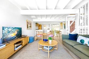 2-Bed Coastal Haven with Pool by Sunshine Beach - Ubytování bez kategorie ve městě Sunshine Beach