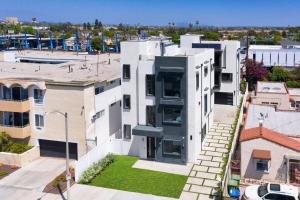 Modern 4 Bedroom Masterpiece With Rooftop Deck
