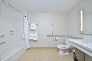 Queen Room - Hearing Accessible - Non-Smoking room in Holiday Inn Express Lewisburg - New Columbia an IHG Hotel
