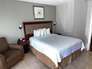 Queen Room with Harbour View room in Clearwater Beach Hotel