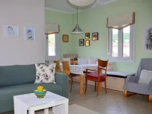 Family and Relaxing House in a Village - Polýdroson