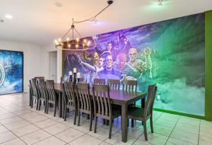 Epic 8BR Lakefront Pool Home Near Disney and Universal