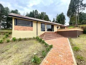 Lujosa Cabaña Represa del Sisga TV Wifi Cocina BBQ - Machetá