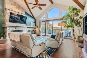 Lakeside 3BR Cabin With Spacious Patio and Gameroom - Leander