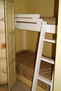 SW201 LUXURIOUS CONDO 3 minute walk to beach access