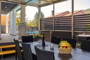 Pool House Beba Tribalj Lake - Happy Rentals 
