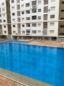 Appart ensoleillé avec 2 balcons vu piscine