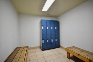 Cozy king bed Suite - pullout couch - Pool on grounds