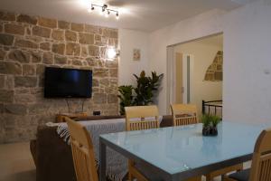 Sea Breeze Studio Apartment, 30m to Pebble Beach, Central Stobreč with Summer Amenities