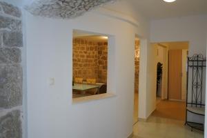 Sea Breeze Studio Apartment, 30m to Pebble Beach, Central Stobreč with Summer Amenities