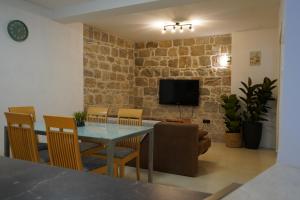 Sea Breeze Studio Apartment, 30m to Pebble Beach, Central Stobreč with Summer Amenities