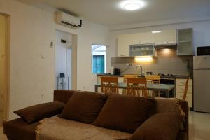 Sea Breeze Studio Apartment, 30m to Pebble Beach, Central Stobreč with Summer Amenities
