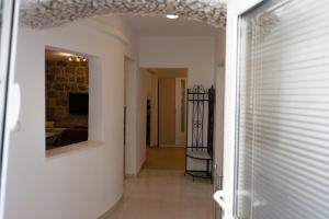 Sea Breeze Studio Apartment, 30m to Pebble Beach, Central Stobreč with Summer Amenities