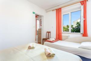 Apartments by the sea Supetar, Brac - 17227