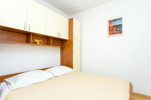 Apartments by the sea Supetar, Brac - 17227