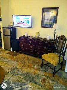 Modern 1-Bedroom with Patio