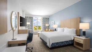 King Suite room in Holiday Inn Resort Fort Walton Beach an IHG Hotel