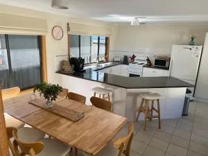 Shore Beats Work - كينغستون ساوث إييست