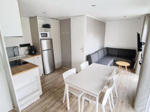 Maisons de vacances Mobil-home Luxe a Jullouville: 200m plage, piscine chauffee, 4 pers, parking, Wi-Fi inclus - FR-1-361A-34 : photos des chambres