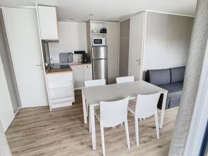 Maisons de vacances Mobil-home Luxe a Jullouville: 200m plage, piscine chauffee, 4 pers, parking, Wi-Fi inclus - FR-1-361A-34 : photos des chambres