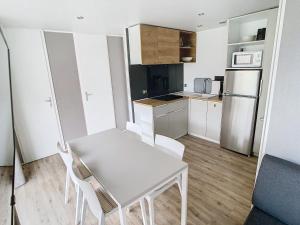 Maisons de vacances Mobil-home Luxe a Jullouville: 200m plage, piscine chauffee, 4 pers, parking, Wi-Fi inclus - FR-1-361A-34 : photos des chambres