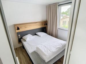 Maisons de vacances Mobil-home Luxe a Jullouville: 200m plage, piscine chauffee, 4 pers, parking, Wi-Fi inclus - FR-1-361A-34 : photos des chambres