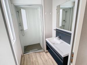 Maisons de vacances Mobil-home Luxe a Jullouville: 200m plage, piscine chauffee, 4 pers, parking, Wi-Fi inclus - FR-1-361A-34 : photos des chambres