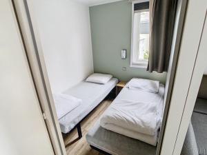 Mobil-home Luxe à Jullouville: 200m plage, piscine chauffée, 4 pers, parking, Wi-Fi inclus - FR-1-361A-34