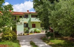 Beautiful Apartment In Cabrunici - 卡布鲁尼齐