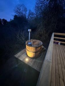 Noche de descanso y tinaja con vista al bosque