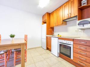Apartamento Familiar con Climatización y Aparcamiento Cerca de la Playa - ES-325-20