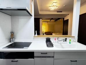 Official TRhouses 和御 玖鶴 15 minutes to Shinsaibashi, Kuromon Market and Namba
