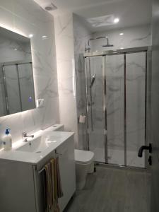 Con terraza y muy cerca de la playa,centro y estación de tren