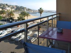 Ref: SALC3: Le Lavandou, Location T2, 4 couchages, vue sur la plage - FR-1-803-39