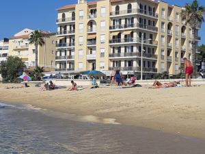 Ref: SALC3: Le Lavandou, Location T2, 4 couchages, vue sur la plage - FR-1-803-39