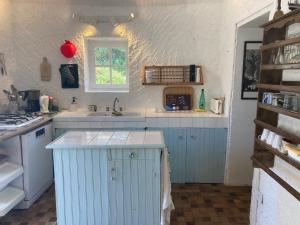 Maisons de vacances Maison cosy a Locmaria, 6 pers, 1 km plage, grand jardin, animaux ok - FR-1-418-256 : photos des chambres