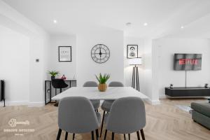 Entire Modern & Spacious 3BDR home in Manchester right next to Coop Live & Ethiad