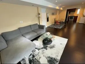 COZY Great 2bed-2bath Independent Basement suit Holiday Home in North Delta - Delta