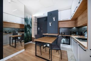 Manufaktura Modern Apartment by BookingHost