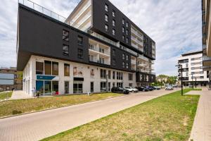 Manufaktura Modern Apartment by BookingHost