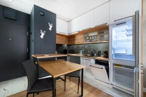 Manufaktura Modern Apartment by BookingHost