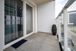 Manufaktura Modern Apartment by BookingHost