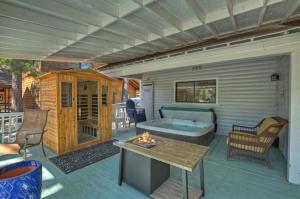 Gray Wolf Lodge Lake Hot Tub