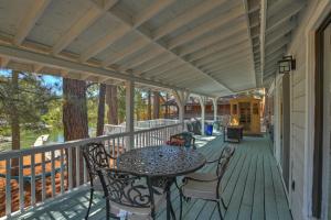 Gray Wolf Lodge Lake Hot Tub