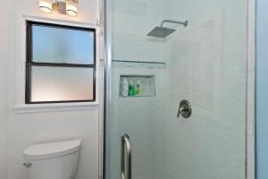 Gray Wolf Lodge Lake Hot Tub