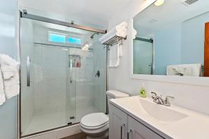 Gray Wolf Lodge Lake Hot Tub