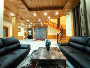 BnBBuddy Himalayan 3BR Farmstay wid Lawn Near Manali