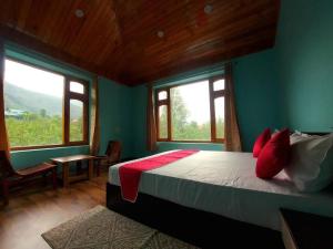 BnBBuddy Himalayan 3BR Farmstay wid Lawn Near Manali